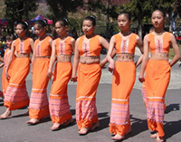 清境義民穿著橘色傳統服飾合照